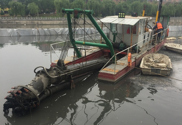 點擊查看詳細信息<br>標題：小型城市河道清淤挖泥船 閱讀次數(shù)：6975